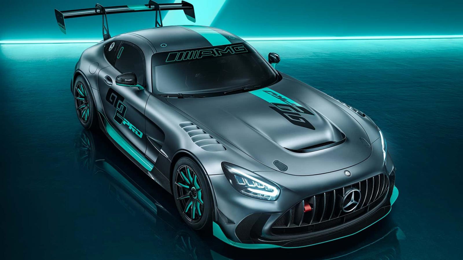 Η Mercedes-AMG GT2 Pro έρχεται μαζί με δικό της ρουχισμό!